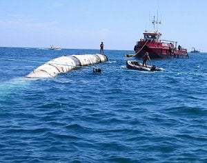 El tubo del emisario, cuando fue anclado al fondo en el año 2005. / LA VERDAD/
