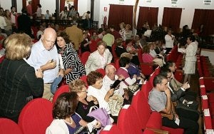 El público estrenó ayer butacas sobre una superficie más inclinada. / S. M. L. / AGM/