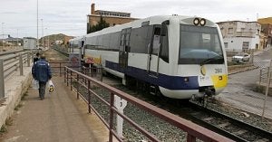 El tren de la línea Cartagena-Los Nietos pasa por Los Mateos. / J. M. RODRÍGUEZ / AGM/