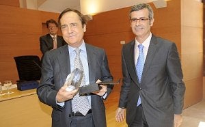 El magistrado del Tribunal Supremo Dámaso Ruiz-Jarabo recibe el premio de Juan Martínez Moya, director general del foro y presidente del Tribunal Superior de Justicia. Al fondo, Rubén Jiménez, magistrado coordinador del foro ./