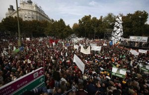 La cabecera de la manifestación escucha a los representantes de las organizaciones agrícolas en Atocha, mientras llegan participantes por el Paseo del Prado desde la salida en la Plaza de Cibeles. / PEDRO ARMESTRE / AFP/