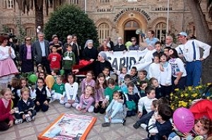 Las religiosas, con los niños en el Asilo. / P. S. / AGM/
