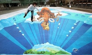 El artista posa con su obra./