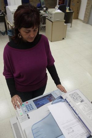 Una funcionaria del Ayuntamiento de Beniel realiza fotocopias por las dos caras para ahorrar papel. :: RAFA FRANCÉS/AGM/
