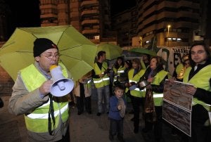 Una veintena de personas ataviadas con cacerolas y chalecos reflectantes, a las puertas de El Corte Inglés. G. C. / AGM/