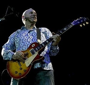 Mark Knopfler en su anterior gira por España (2008). ::
EFE/