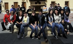 Los miembros de la cooperativa Cojusán y sus profesores ante el Ayuntamiento de Santomera. :: G.C. / AGM/