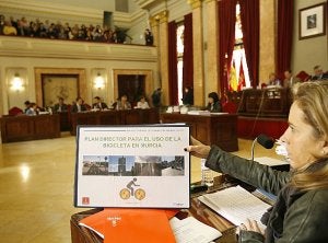 La concejal Adela Martínez-Cachá muestra el texto del Plan Director. Al fondo, arriba, miembros de los grupos de trabajo :: JUAN LEAL/