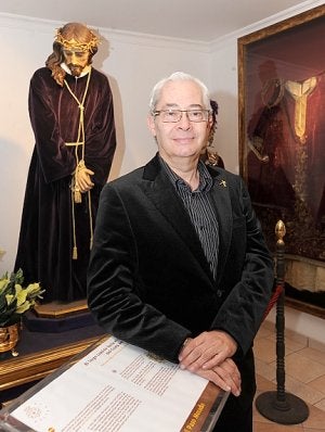 Fulgencio Tomás Martínez Pelegrín, presidente del Paso Morado, en el museo del paso. ::
PACO ALONSO /
AGM/