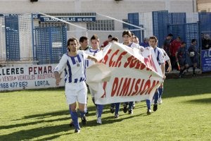 Pancarta de denuncia en el partido contra el Granada. :: S. M. LARIO / AGM/