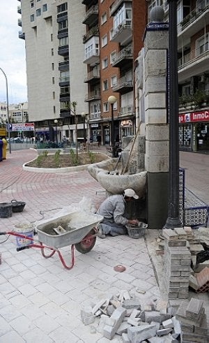 Un obrero coloca adoquines al pie del Pilón de los Burros. :: A. GIL / AGM/