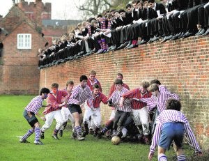 En el muro. Alumnos de Eton, divididos en oppidans y collegers, disputan un encuentro del denominado juego del muro (the wall), un remoto antecedente del fútbol; cada encuentro puede durar varias horas. Son seguidos por sus compañeros, sentados en esta pared de mampostería de 110 metros. ::
EDDIE KEOGH/REUTERS/