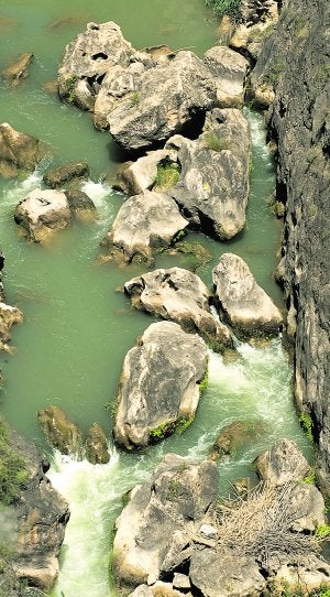 Vista del rápido curso del río Segura en el tramo de la impresionante garganta de Almadenes./
