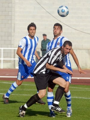 Un jugador del Haro se va de dos jugadores del Lorca. :: LA RIOJA/