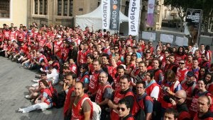 Foto de familia. Los participantes del Maratón Fotográfico de laverdad.es posan al inicio de la prueba en la plaza de Santo Domingo de Murcia. :: EDU BOTELLA / AGM/