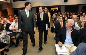 El consejero Ballesta y el director de Transportes de Fomento, Juan Miguel Sánchez. :: V. VICÉNS / AGM/