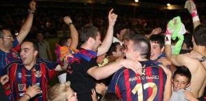 Al final del partido los jugadores del Yeclano festejaron el ascenso con los aficionados sobre el terreno de juego del Municipal de La Constitución. :: EDU BOTELLA / AGM/