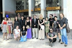 Pedro Alberto Cruz, consejero de Cutlura y Turismo, y Hedwig Fijen, directora de la bienal (centro) con un grupo de artistas murcianos que participarán en Manifesta. :: NACHO GARCÍA/AGM/