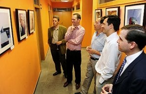 Alberto Aguirre, Floris Marijn, Miguel Ángel Cámara, Daniel Gidrón y Juan Diego Sastre miran las fotografías. :: V. V. / AGM/