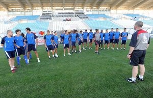 Benigno Sánchez pasa revista a su plantilla, ayer, en el primer entrenamiento. :: P. ALONSO / AGM/