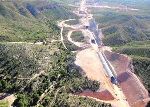 Vista aérea de las obras de la variante de Camarillas, entre Cieza y Calasparra, el año pasado. El proyecto está paralizado y el estudio de la línea Murcia-Albacete también. :: CEDIDA MF/