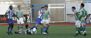 Un jugador del Lorca Atlético trata de rematar un balón rodeado de rivales del Betis B durante el partido de ayer en el campo Francisco Artés Carrasco. ::
SONIA M. LARIO / AGM/