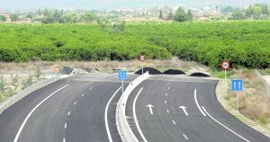 Así termina la autovía San Javier-Zeneta, frente a una explotación de cítricos. Al fondo está Santomera. :: NACHO GARCÍA / AGM/