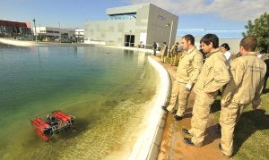 Varios técnicos e ingenieros del Centro Tecnológico Naval y del Mar observan uno de los prototipos presentados ayer. :: ANTONIO GIL / AGM/