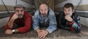 Fructífera unión. Los pintores Ángel Haro, Manolo Belzunce y Miguel Fructuoso, en el interior de una camioneta utilizada para transportar cuadros. :: ENRIQUE MARTÍNEZ BUESO/