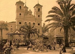Aspecto de la plaza de Santo Domingo, hace un siglo, con su templete de música./