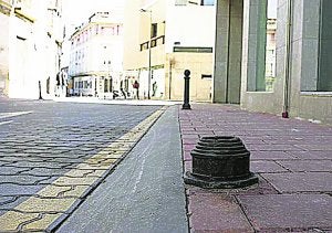 Un bolardo suelto en la calle Carril de Caldereros