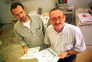 Rogelio García y Joaquín Alcaraz con uno de sus trabajos en sus manos, en 1999. :: ANTONIO GIL / AGM/