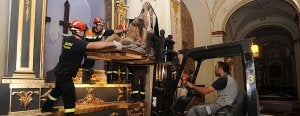Miembros de Protección Civil recuperando a la Virgen de la Piedad y varios cuadros de Barberán. :: P.A./AGM/