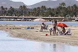 Bañistas plácidamente en una playa de Los Urrutias en una imagen de archivo. :: LA VERDAD/