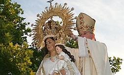 El obispo Lorca Planes coronando a la Virgen del Rosario. :: AYTO./