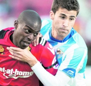Manu Torres agarra del cuello a Pereira, del Mallorca. ::
M. DÍEZ/