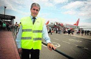 Pablo Lázaro, ayer, junto a un avión a punto de despegar . ::
J. M. RODRÍGUEZ/