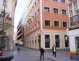 Tres personas pasan ante el antiguo colegio de San Miguel, reformado como sede administrativa municipal. :: PABLO SÁNCHEZ / AGM/