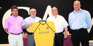 Nuevo equipo. De izquierda a derecha, Paco Tomás, José Luis Mendoza, Juan Nicolás, Pablo Rosique posan con la camiseta del UCAM Murcia. ::
F. MANZANERA / AGM/