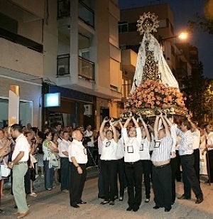 La Virgen del Carmen, ayer en procesión :: SONIA M. LARIO / AGM/