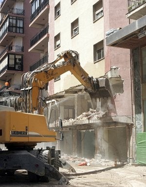 La máquina ataca la tabaquería de la fachada más cercana al edificio Miñarro. :: SONIA M. LARIO / AGM/