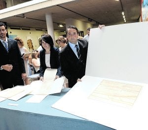 Rafael Gómez, concejal de Murcia, junto a los documentos. :: N. GARCÍA/