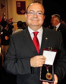 Diego Gutiérrez, con la Medalla de Oro de la Región que el Colegio recibió en 2010 con motivo de su centenario. :: VICENTE VICENS / AGM/