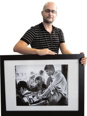 Raúl González con una de sus fotografías. :: J.M.R. / AGM/