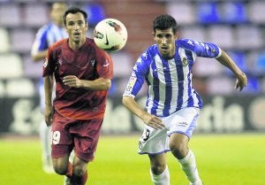 Tekio, a la derecha, el sábado en el partido que jugó el Valladolid contra el Córdoba. :: G. VILLAMIL/