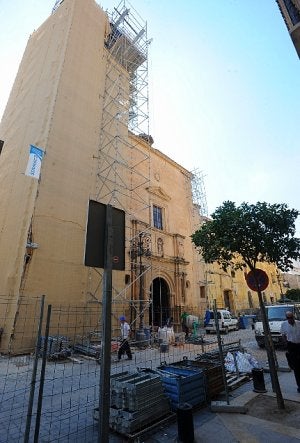 Aspecto que presenta la torre de San Francisco cubierta de andamios. :: PACO ALONSO / AGM/