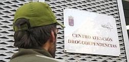 Un usuario acude al Centro de Atención de Drogodependencias del Servicio Murciano de Salud, en una imagen de archivo. :: M. BUESO/