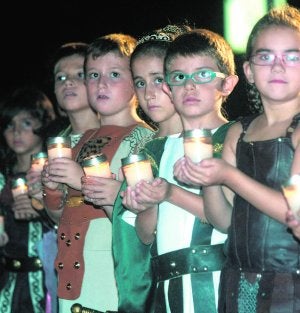 Savia nueva. Un grupo de niños, que participó en el acto, dejó claro por la expresión de sus caras la expectación que les provocaba una fiesta que para ellos acaba de empezar./