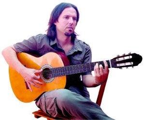 Guillermo Castro, con su guitarra. ::
M. H./