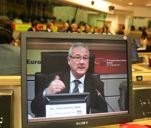 Un monitor muestra a Valcárcel durante el acto de ayer en la UE. ::
CARM/